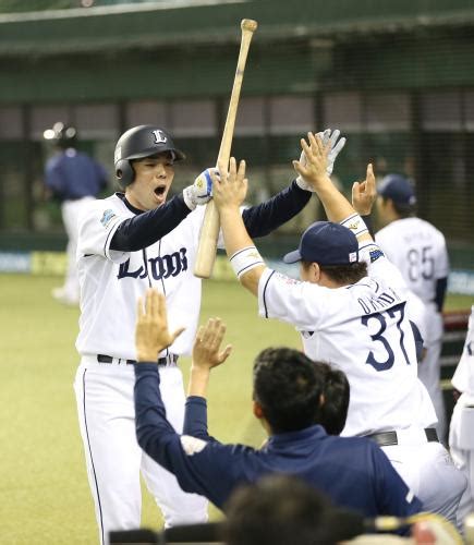 ＜西・ロ＞7回、1死三塁、浅村の適時打で生還した秋山がベンチに迎えられる ― スポニチ Sponichi Annex 野球