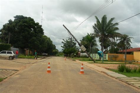 Caminh O Derruba Poste E Deixa Quarteir O Sem Energia Por Horas