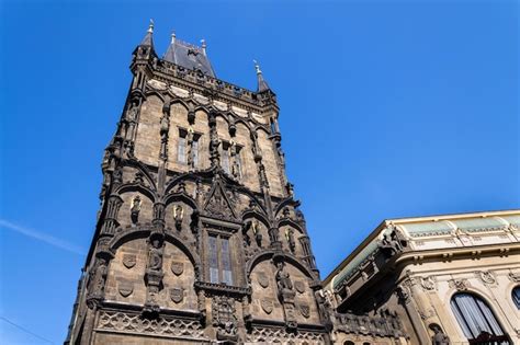 Detalle arquitectónico de la torre de la puerta de la pólvora la ruta