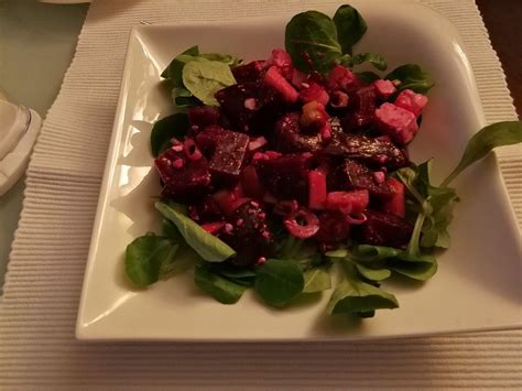 Rote Bete Salat mit Fetakäse und Pinienkernen von gloryous Chefkoch