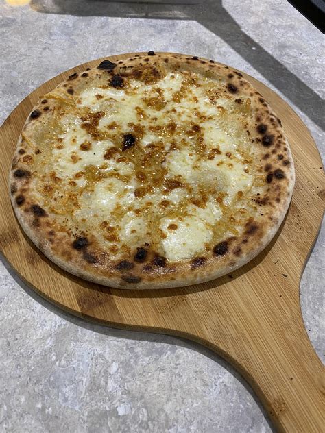 Garlic cheese pizza I made last night : r/Pizza