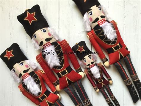 ITH Nutcracker Soldier Doll. Traditional Christmas Nutcracker design ...