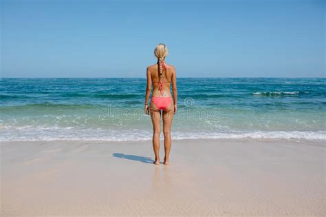 Junge Frau Im Bikini Auf Ruhigem Strand Stockfoto Bild Von Strand The