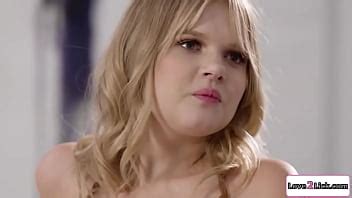 Milf enseña a la pequeña rubia a lamer el coño XVIDEOS