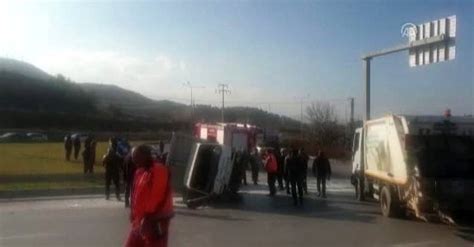 Manisa Alaşehir de feci trafik kazası Kamyon ile otomobil çarpıştı