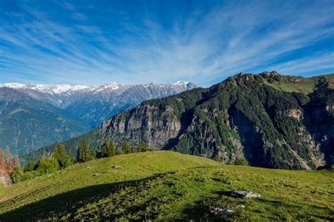 Primavera En El Valle De Kullu En Las Montañas Del Himalaya Himachal