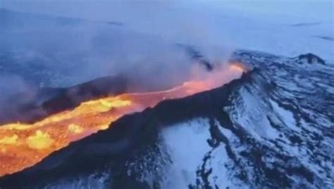 Un Volcán En Erupción Crea Un Río De Lava En Islandia