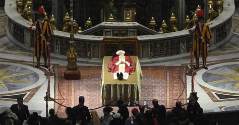 Ratzinger cosa c è dentro la bara del Papa quello che nessuno ha