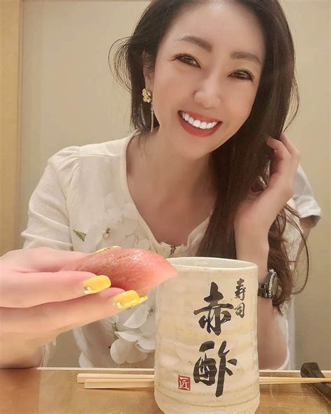 今堀恵理さんのインスタグラム写真 今堀恵理instagram「毎日食べ歩きをして写真を沢山取ってて、顔のたるみが気になっちゃうんですよ