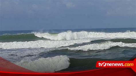 Waspada Gelombang Tinggi Bmkg Imbau Masyarakat Tak Berenang Di Pantai