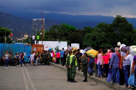 Thousands of Venezuelans break barricades, cross Colombia border, World ...