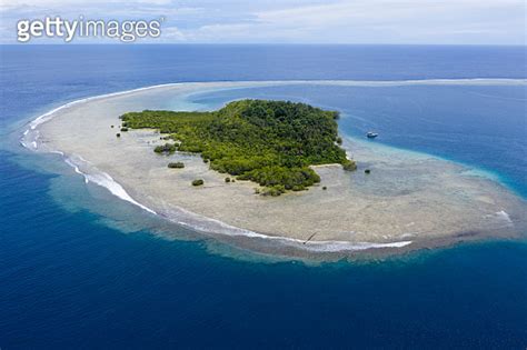 Aerial View of Island and Barrier Reef in Papua New Guinea 이미지