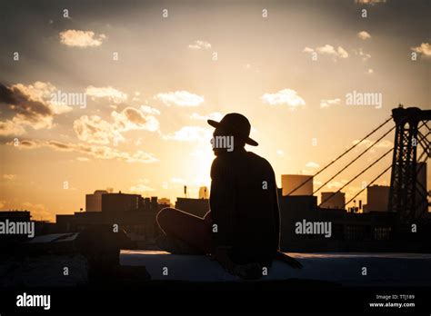 Silueta Hombre Sentado Sobre El Muro De Contenci N De La Terraza