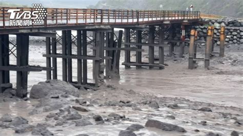 明霸克露橋鋼便橋遭土石流沖毀 高雄桃源區3里慘成孤島│卡努颱風│西南氣流│豪大雨│tvbs新聞網