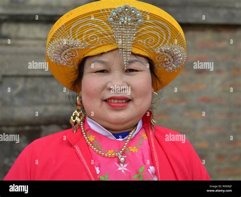 Traje Tradicional Vietnamita Fotografías E Imágenes De Alta Resolución