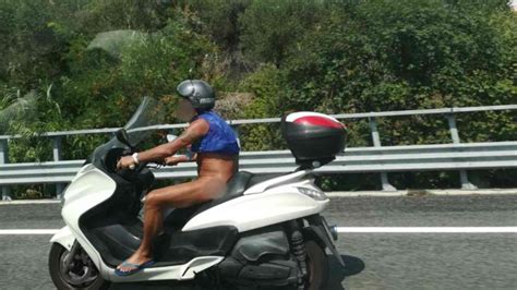 Uomo Viaggia Nudo Sul Suo Scooter In Autostrada Fermato Dalla Polstrada