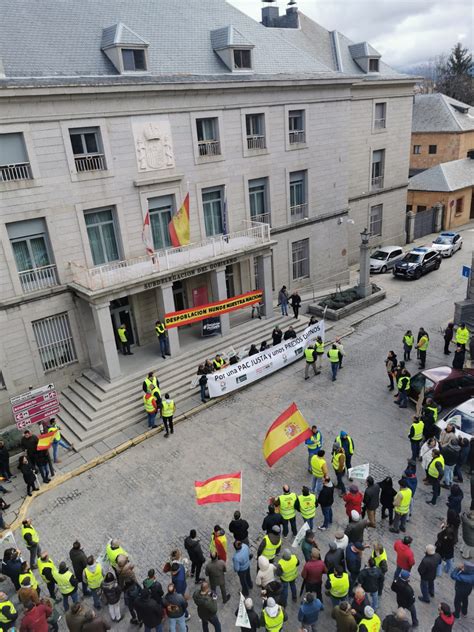 Decenas De Agricultores Se Manifiestan Frente A Subdelegaci N Acueducto