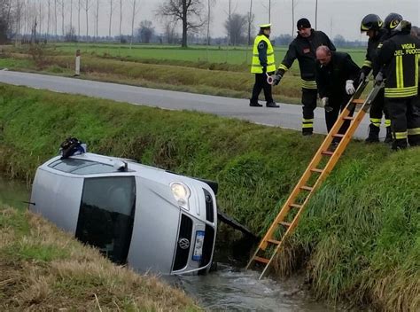 Esce Di Strada E Finisce Con L Auto In Un Fosso Paura Per Una 25enne