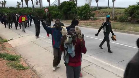 M S De Inmigrantes Entran En Melilla Tras Saltar La Valla Y