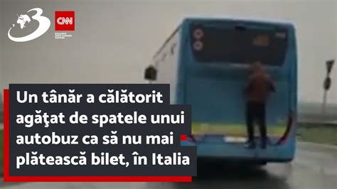 Un tânăr a călătorit agăţat de spatele unui autobuz ca să nu mai