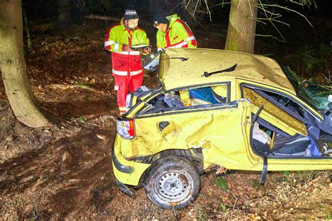 Unfall in Bad Gottleuba Berggießhübel 18 Jähriger kommt von Straße ab