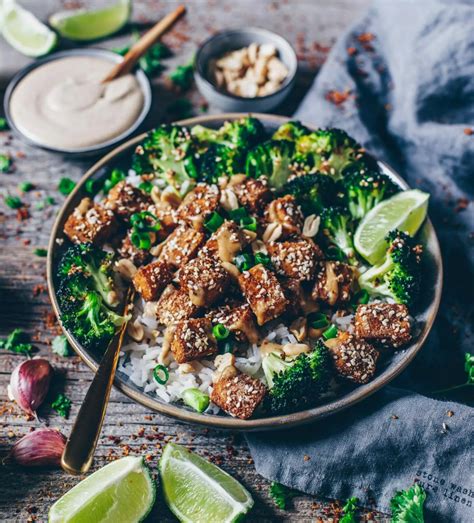 Knuspriger Sesam Tofu Mit Tahini Erdnuss So E Brokkoli Und Reis