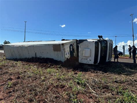 Motorista Perde Controle Da Dire O E Tomba Caminh O Carga De