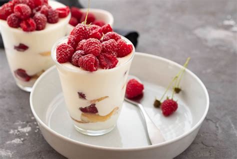 Cyril Lignac dévoile sa recette du tiramisu aux fruits rouges Un