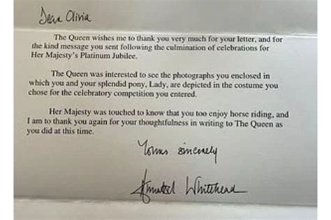 Menina recebe uma das últimas cartas da Elizabeth II que foi enviada