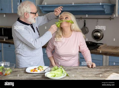 Vieux couple mature cuisine Banque de photographies et dimages à haute résolution Alamy