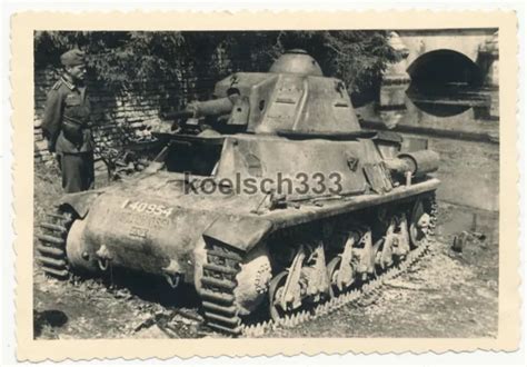 Foto Unteroffizier Der Wehrmacht Am Franz Sischen Char Hotchkiss Panzer