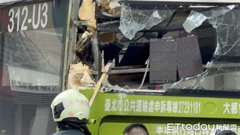 快訊／北市公車斑馬線停等遭追撞！行人捲車底命危 多名乘客送醫 Ettoday社會新聞 Ettoday新聞雲