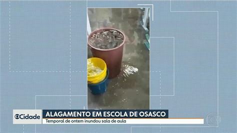 Vídeo Temporal alaga sala de aula em escola municipal de Osasco SP1 G1