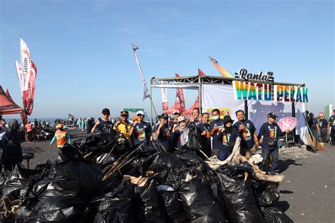 Infopublik Resik Pantai Di Lumajang Berhasil Kumpulkan Hampir Satu