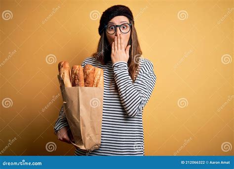 Jonge Mooie Brunette Franse Vrouw Met Een Beret Vol Papieren Tas Met Baguettes Bedekt Haar Mond