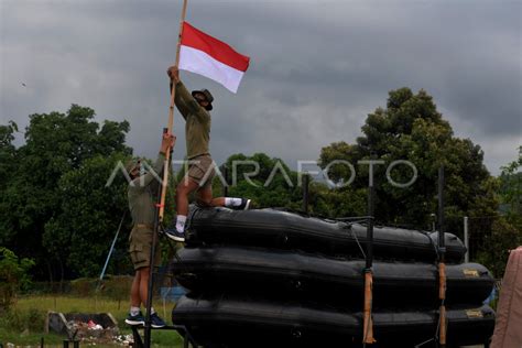 Tni Al Kibarkan Bendera Merah Putih Setengah Tiang Antara Foto