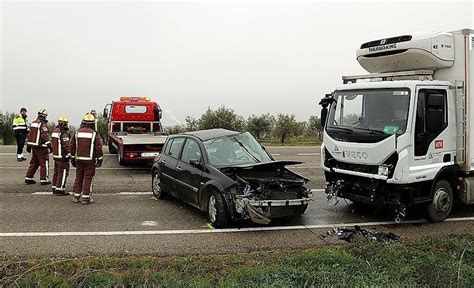 Un mort en un xoc entre un camió i un turisme a la C 26 a Algerri