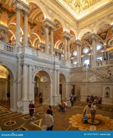 Sint Tico Foto Biblioteca Del Congreso De Estados Unidos Mirada Tensa