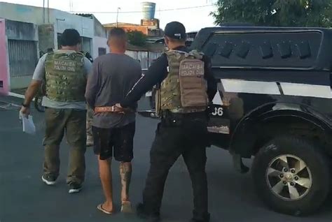 Homem Suspeito Por Posse Ilegal De Arma De Fogo Furto De Energia E