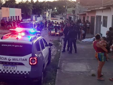 Homem é morto a tiros na calçada da casa da companheira no bairro de