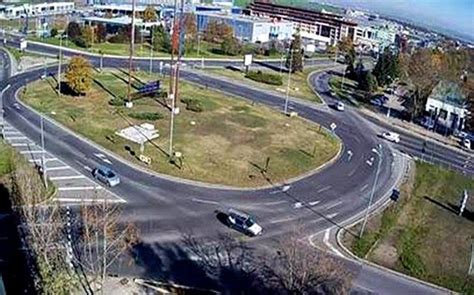 Важно за шофьорите! Ето как се преминава през кръгово кръстовище ...