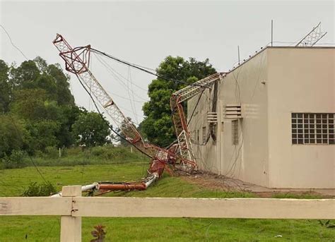 Cobertura De Cerealista Voa Durante Temporal E Torre De R Dio Desaba