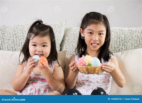 Joyeuses P Ques Deux Petits Enfants Mignons S Asseyant Sur Le Sofa