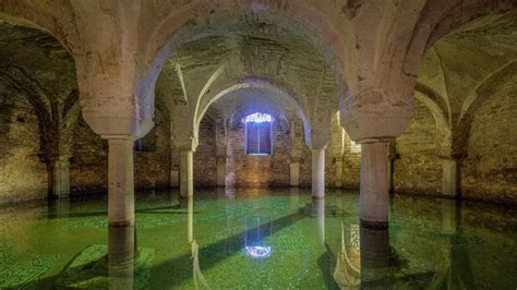 Berschwemmte Krypta Basilika Von San Francesco Ravenna Italien