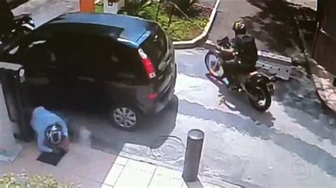 Vídeo mostra policial reagindo a assalto e matando bandido no McDonald