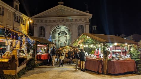 Marché Vert Noël tra le vie del centro di Aosta In alto con le ruote