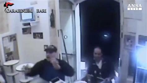 Bari Pistola Contro Pizzaiolo Ma L Arma Si Inceppa Youtube