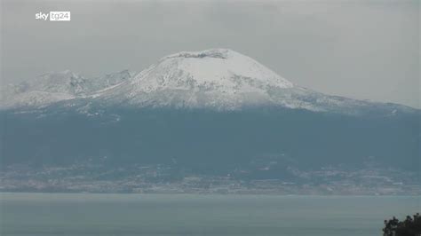 Vesuvio Prima Neve Sul Vulcano Video Sky