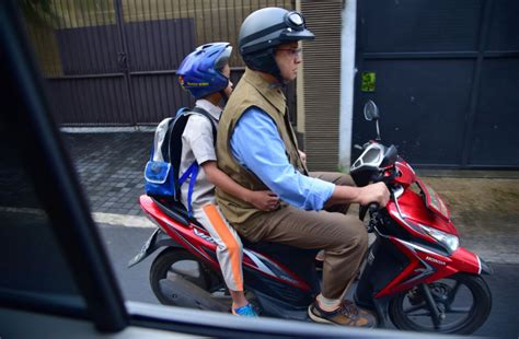 Pks Keseharian Anies Naik Motor Antar Anak Ke Sekolah