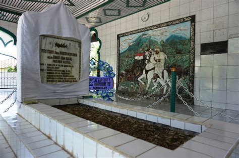 Menyusuri Makam Tuanku Imam Bonjol Wisata Sejarah Populer Di Minahasa